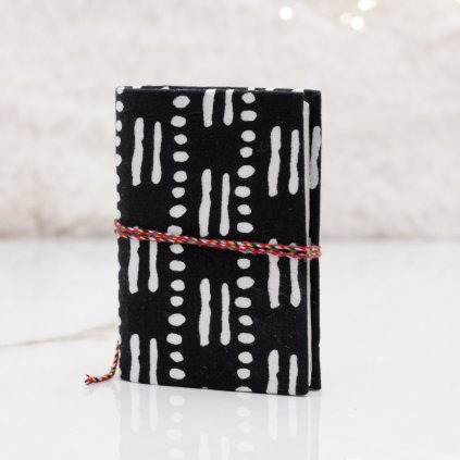 Zápisník na sny – Černý s rituálním vzorem (ruční potisk, 7×10 cm)