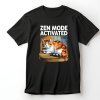 Zen Mode Activated" s relaxující kočkou, černé tričko