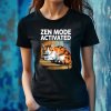 Zen Mode Activated" s relaxující kočkou, černé tričko