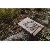 Svatební fotoalbum #botanical-thistle  Dřevěné fotoalbum s bodlákovým boho vzorem.