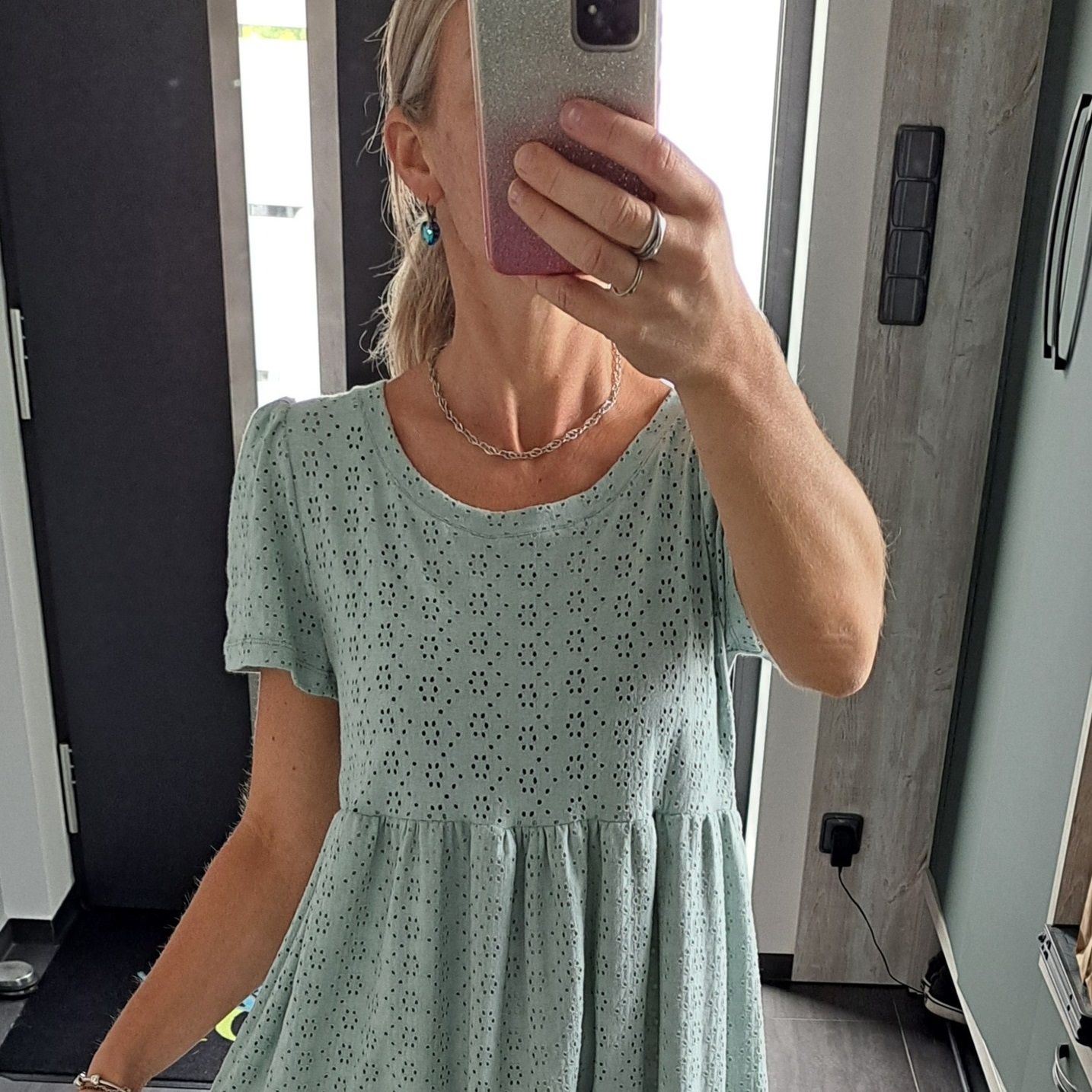 Zakladatelka MZK DESIGN u šicího stroje