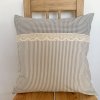 Polštářek 40x40cm z šedého kanafasu kostičky s krajkou na knoflíčky