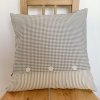 Polštářek 40x40cm z šedého kanafasu kostičky s krajkou na knoflíčky