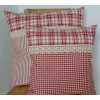 Polštářek 40x40cm z červeného kanafasu velké kostky s krajkou na knoflíčky