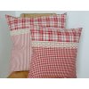 Polštářek 40x40cm z červeného kanafasu velké kostky s krajkou na knoflíčky