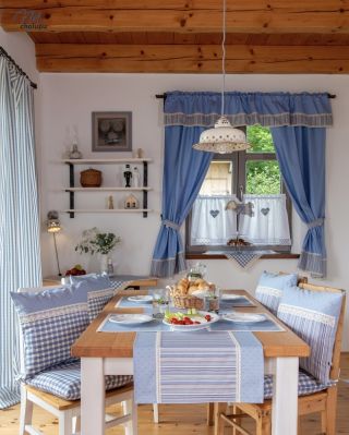 💙 Světle modrá, kam se podíváte. Běhoun, podkafíčka, polštářky, sedáky i závěsy – malý pomněnkový kout pro radost a klid.