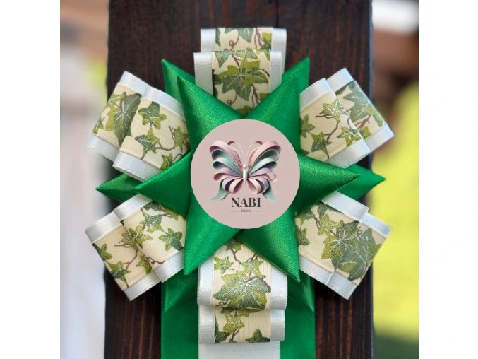 Dekorační kokarda „Břečťanová elegance“