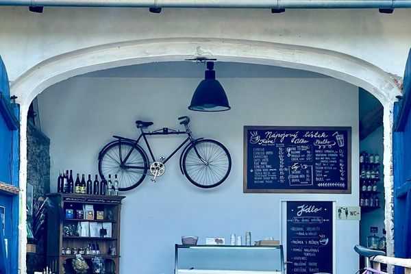 Tady teče víno z Rhôny – KOLOBISTRO