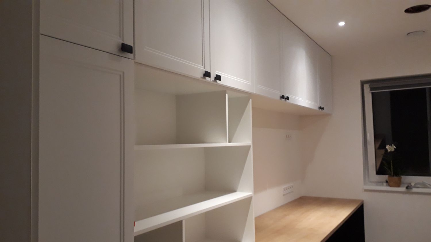 Pracovna - šedá a bílá