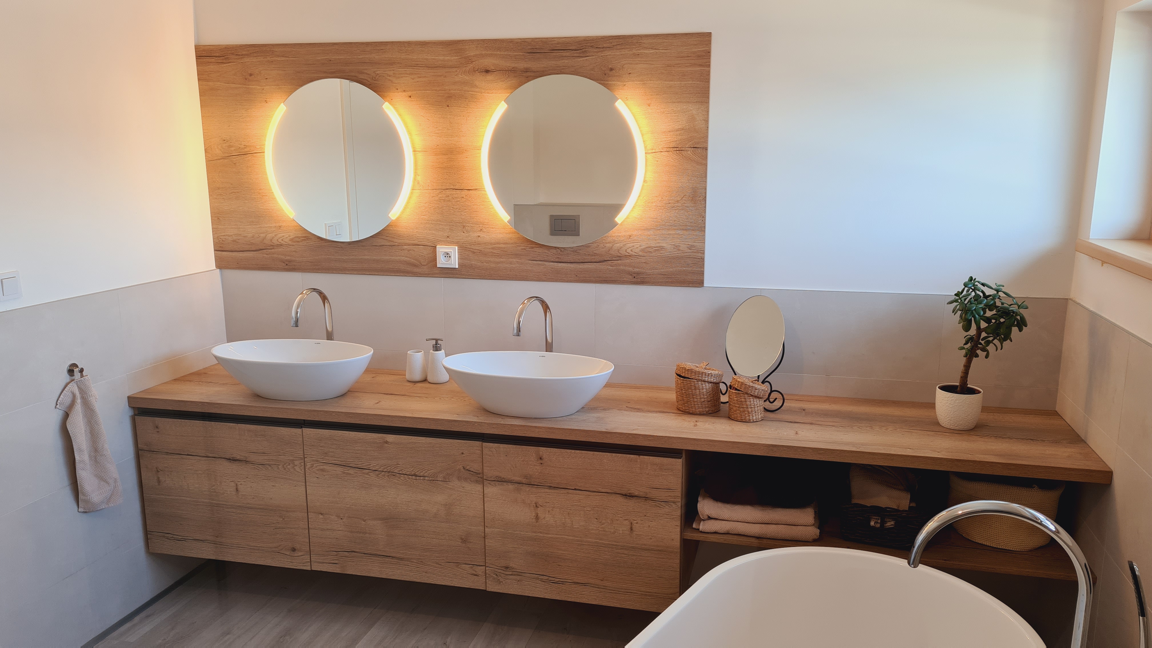 Koupelna s kulatými zrcadly