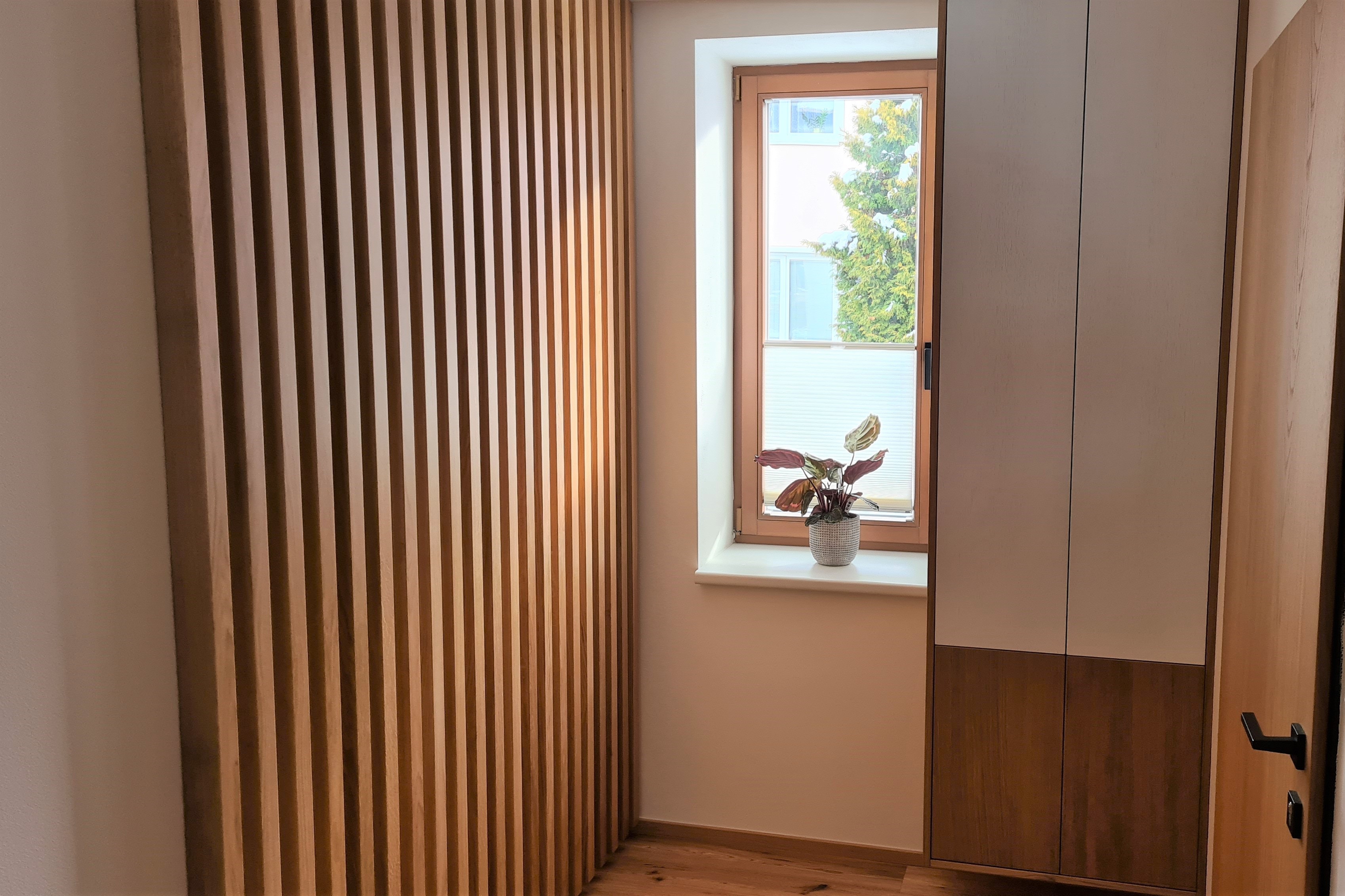 Dubový nábytek a lamelová stěna do chodby