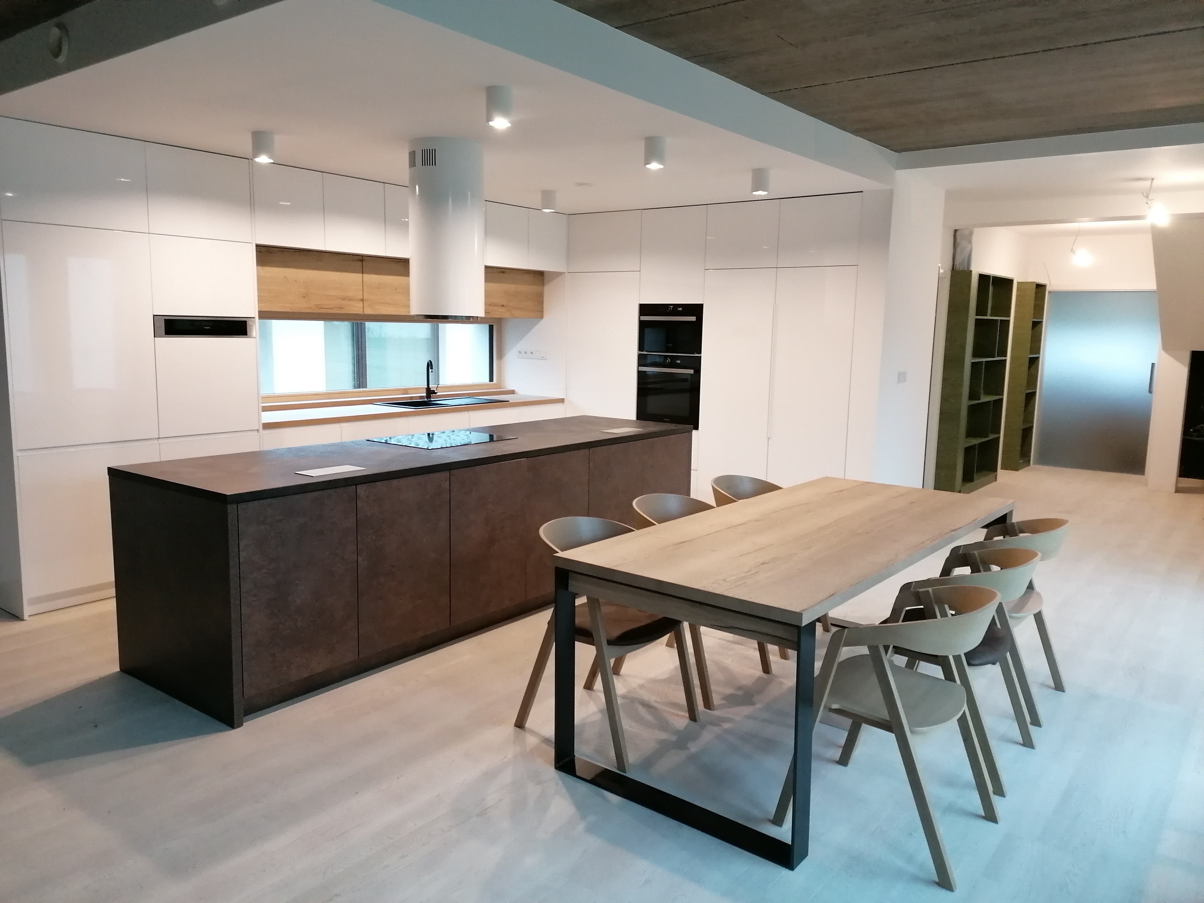 Kuchyňská linka s ostrůvkem dub kamenný / bílý lesk