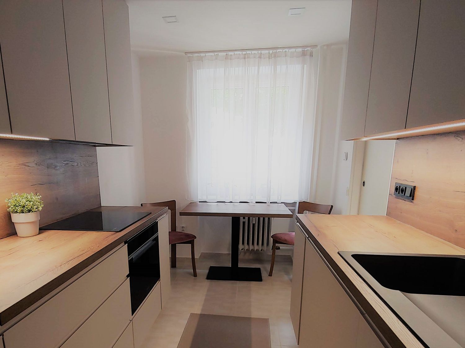 Průchozí kuchyň v malém bytě