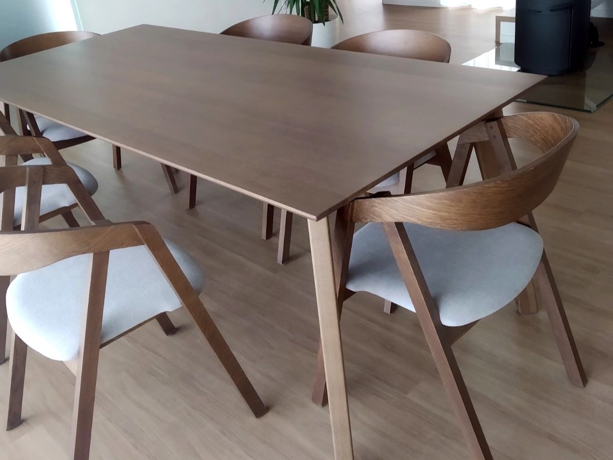 Jídelní stůl LONDON a židle GURU v nugátově hnědé