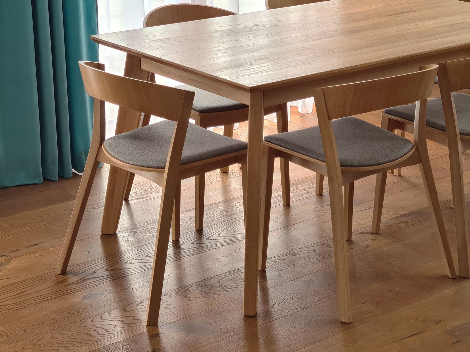 Jídelní stůl LONDON a čalouněné židle ARTUŠ