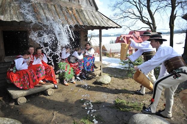 Velikonoce, beránek, pomlázka a malovaná vajíčka