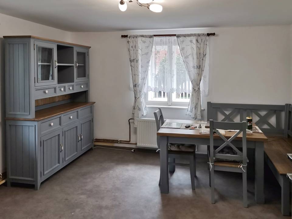 Židle, taburet a stůl - tři přátelé na cestě k pohodlnosti