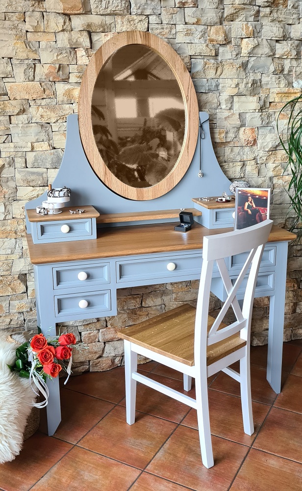 Toaletní stolek je nepostradatelný nábytek pro každou ženu