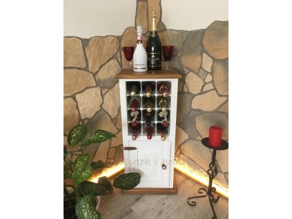 dřevěná vinotéka