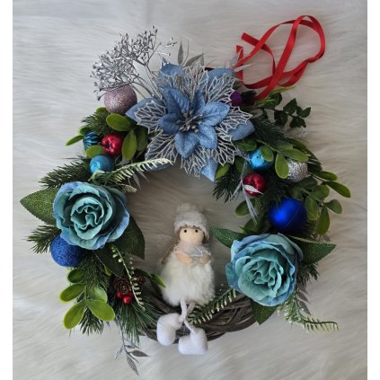 Vánoční věnec s andílkem a modrými květy