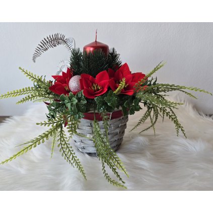 Vánoční dekorace s červenou svíčkou v proutěném košíku