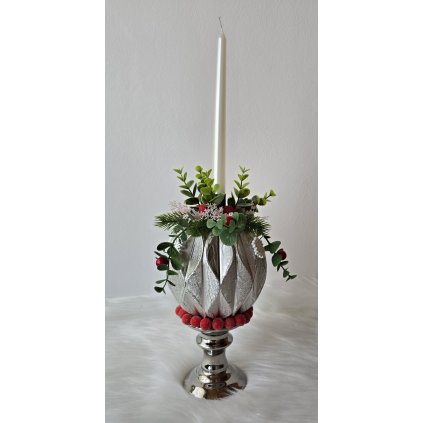 Vánoční svícen stříbrný s vysokou svíčkou a červenými ozdobami