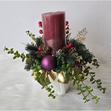 Vánoční svícen vínový s ozdobami a zlatou stuhou