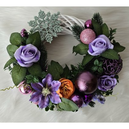 Vánoční věnec fialový s růžemi a ozdobami