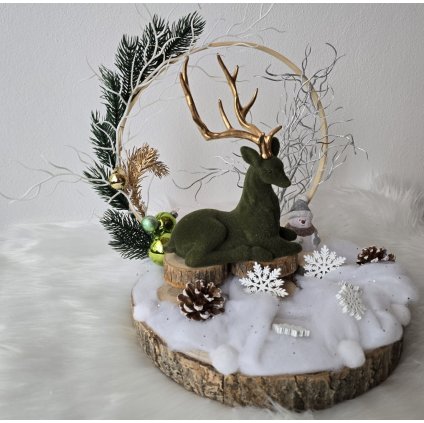 Vánoční dekorace s jelenem – zimní scenérie na dřevěné podložce