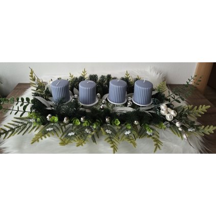 Adventní svícen se šedými svícny a zimní zelení – elegantní vánoční dekorace