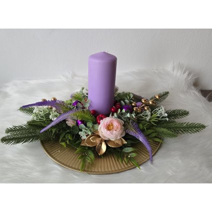 Adventní svícen v levandulových tónech s růží a zlatými detaily
