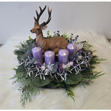 Adventní věnec se sobem a fialovými svícemi – zimní dekorace
