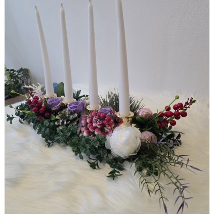 Adventní svícen s fialovými růžemi a bobulemi – elegantní vánoční dekorace