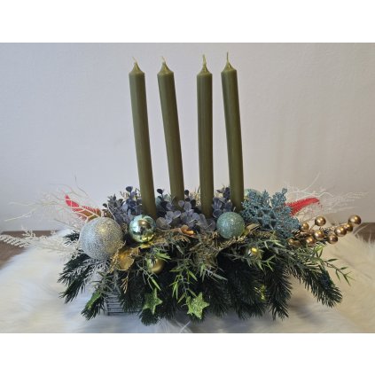 Adventní svícen se zelenými svícemi a vánoční výzdobou – moderní zimní dekorace