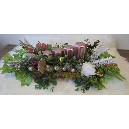 Adventní svícen s růžovými svícemi a zimní výzdobou – luxusní vánoční dekorace