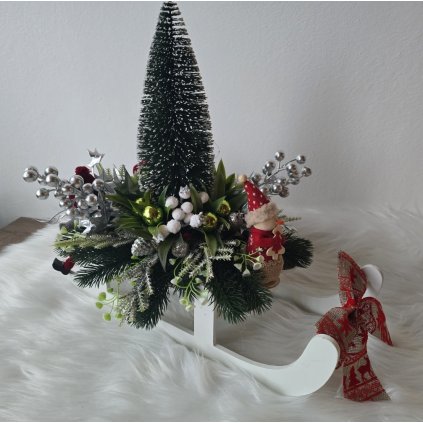 Vánoční dekorace – Sáňky se skřítkem a zasněženým stromkem