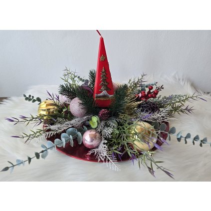 Vánoční dekorace s červenou kuželovou svíčkou – barevná slavnostní aranže