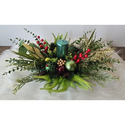 Vánoční dekorace se zelenou svíčkou – přírodní aranže se zlatými prvky