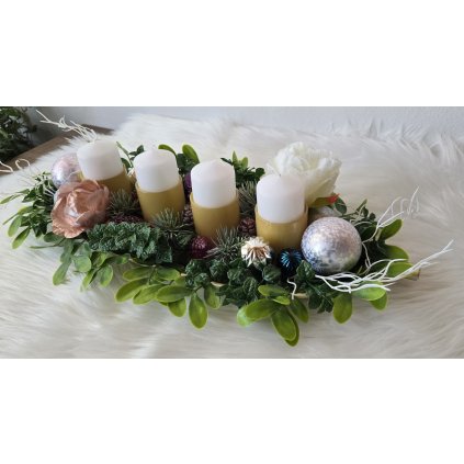 Adventní dekorace se zlatými svícny a bílými svíčkami – elegantní přírodní aranže
