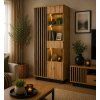 designova vitrina z drevotrisky s lamelami
