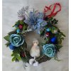 Vánoční věnec s andílkem a modrými květy