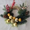 Vánoční věnec se zlatými koulemi a přírodními dekoracemi