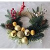 Vánoční věnec se zlatými koulemi a přírodními dekoracemi