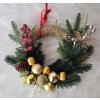 Vánoční věnec se zlatými koulemi a přírodními dekoracemi