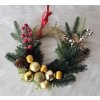 Vánoční věnec se zlatými koulemi a přírodními dekoracemi