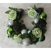 Vánoční věnec zelený s růžemi a ozdobami