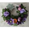 Vánoční věnec fialový s růžemi a ozdobami