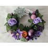 Vánoční věnec fialový s růžemi a ozdobami