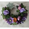 Vánoční věnec fialový s růžemi a ozdobami