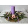 Adventní svícen v levandulových tónech s růží a zlatými detaily